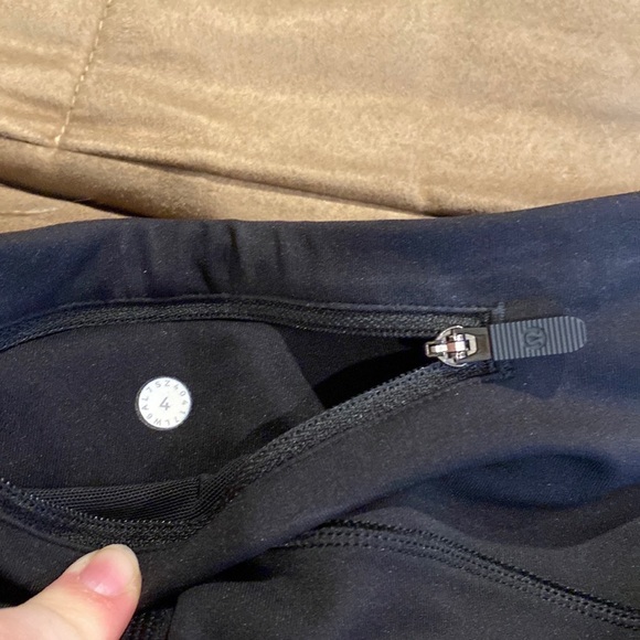 Lululemon cropped leggings with pockets. Size 4. Black - Picture 3 of 4